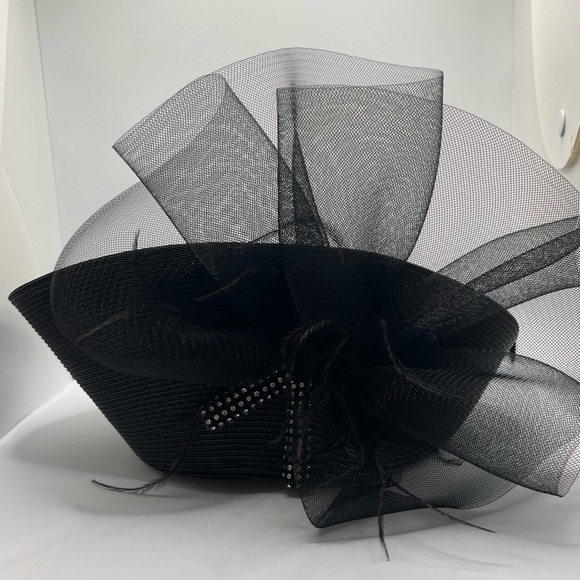 Elegant Black Mesh Fascinator Hat - Picture 1 of 7